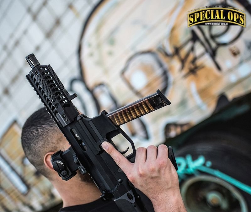 UDP-9 z magazynkiem od pistoletu Glock z przezroczystymi ściankami, firmy Elite Tactical Systems Group; fot: US DoD, US Army, CID PAO/DVIDS, Angstadt Arms, Bushmaster Firearms, BT AG, Colt LLC, CMMG, CZ-USA, Beretta USA, Heckler & Koch GmbH, SIG SAUER, I.