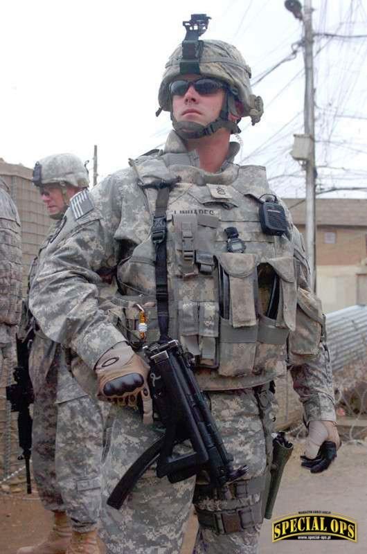 PSD Military Police US Army podczas działań w Iraku 2008 r. – żandarm na pierwszym planie uzbrojony w 9 mm MP5K PDW. 7 lipca br. w trakcie wykonywania takiej misji zginął z rąk żołnierza  armii afgańskiej kpr. Joseph Maciel, ochraniający personel 1st Sec.