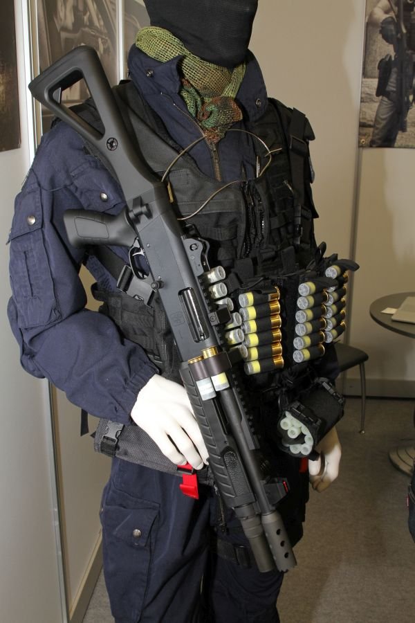 Firma Sensied przygotowała do swej strzelby także praktyczne uchwyty na dodatkowe naboje, „zawieszone” na grzbietowej szynie komory zamkowej.