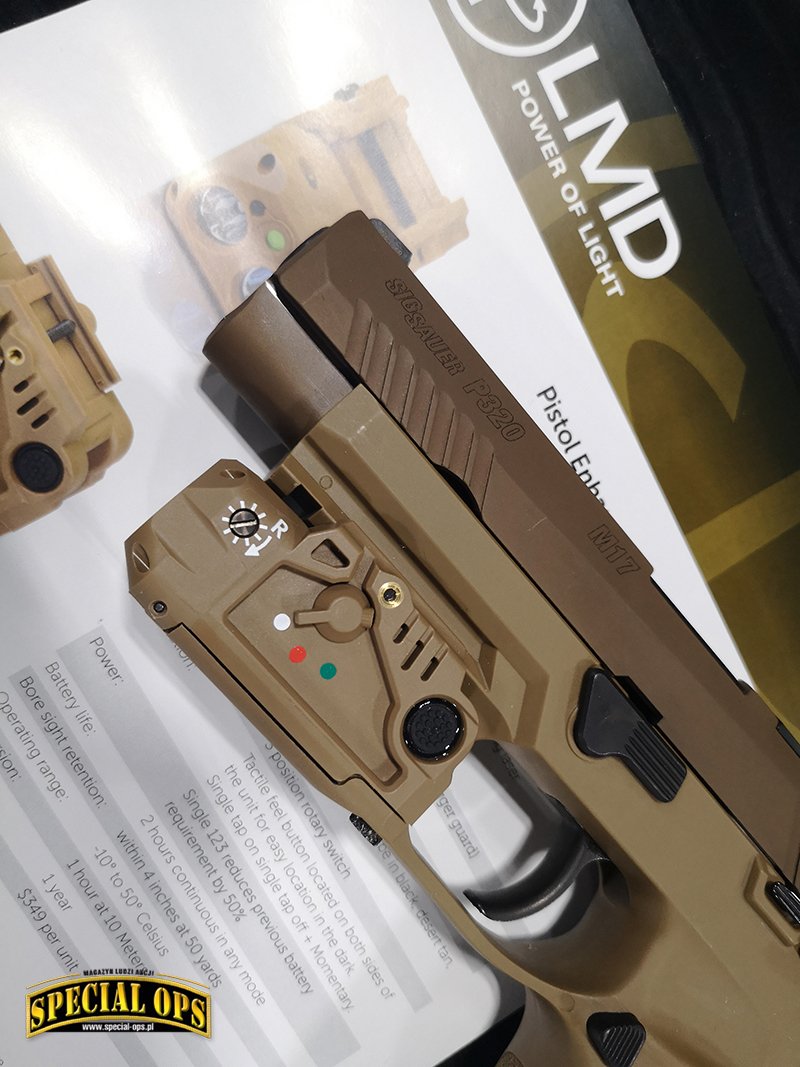 Lasermax Defense Pistol enhancer to nowe oświetlenie taktyczne do pistoletów SIG Sauer M17 oraz M18. W jednym polimerowym module  umieszczono latarkę o mocy 175 lumenów oraz wskaźnik laserowy i iluminator IR. Zdjęcie: redakcja „SPECIAL OPS”