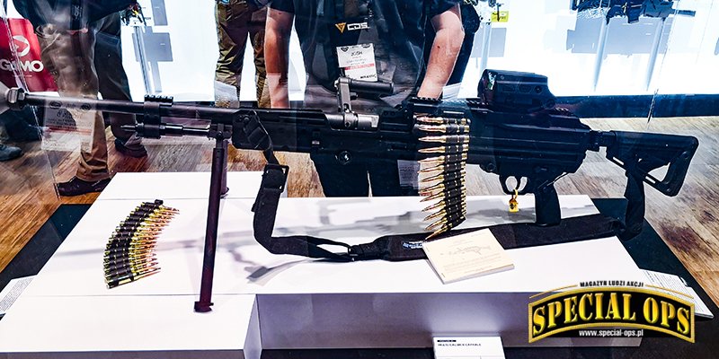 Sig-slmag – SIG Sauer mocno rozpycha się na światowych rynkach, zarówno cywilnych, jak i wojskowych. Najważniejszym produktem w kategorii służb mundurowych jest koncepcja karabinu maszynowego SIG SL MAG na amunicję 8,6 mm Norma Magnum. Zdjęcie: redakcja .