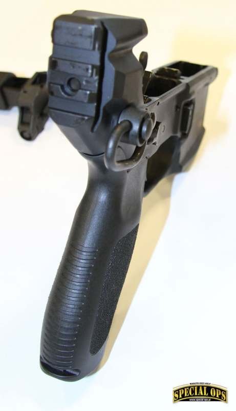 Kolby MCX składają się zawiasowo na lewą stronę broni; na zdjęciu: zbliżenie na krótką szynę, ułatwiającą montaż jednego z kilku typów.