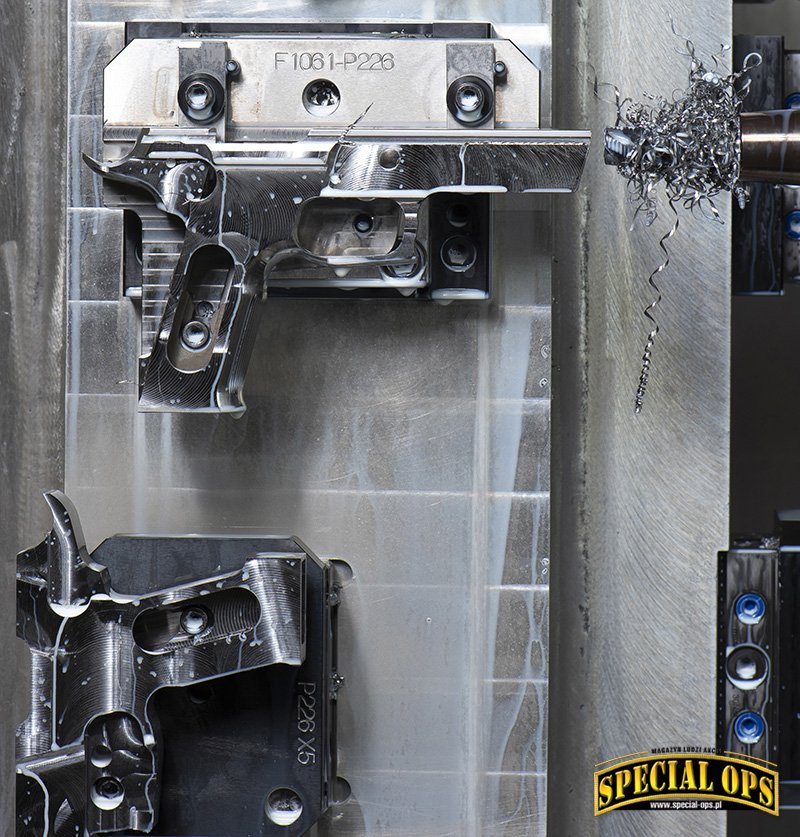 Etapy produkcji metalowych szkieletów pistoletów SIG-Sauer (2). Fot. SIG Sauer GmbH & Co KG, Ireneusz Chloupek