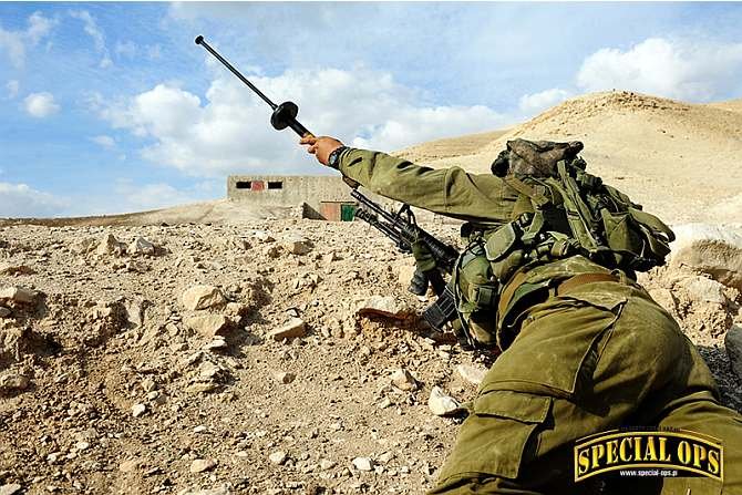 Żołnierz Brygady Spadochronowej IDF podczas ćwiczeń
MOUT umieszcza na lufie swojego kbk M4 granat nasadkowy Simon RLEM.