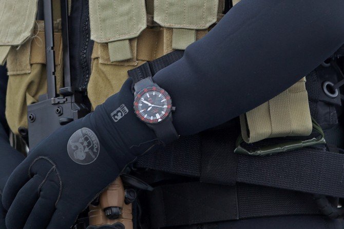 Zegarek UX S Combat Swimmer firmy Sinn Spezialuhren na ręku opreatora KSM - Kommando Spezialkr&auml;fte der Marine. Fot. Sinn Spezialuhren&nbsp;