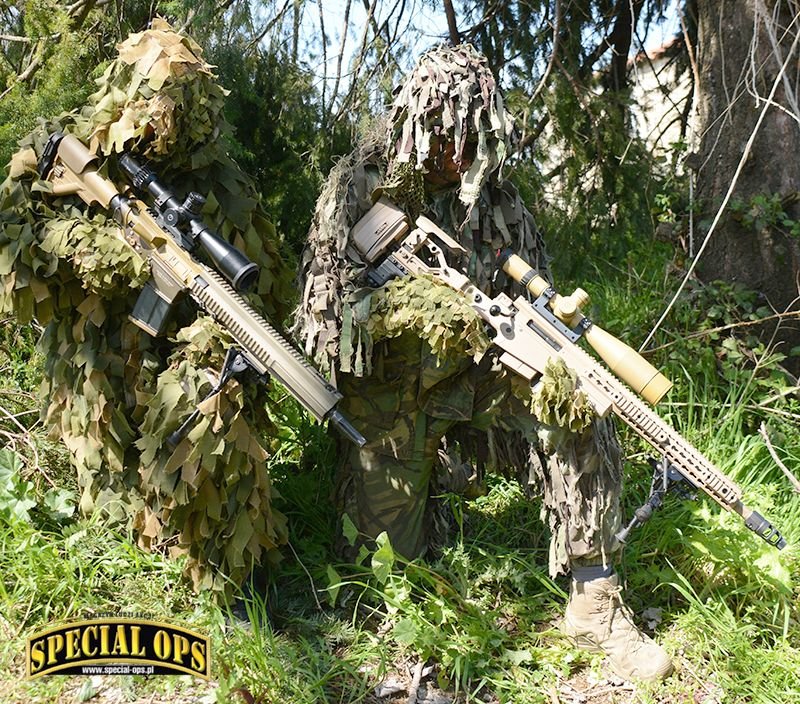 Snajperzy FOE w strojach maskujących
SAAB Barrakuda, z zaopatrzonymi w tłumiki
dźwięku karabinami 7,62 mm HK G28E
i 12,7 mm Barrett M107A1; zdjęcie: Miguel da Silva Machado