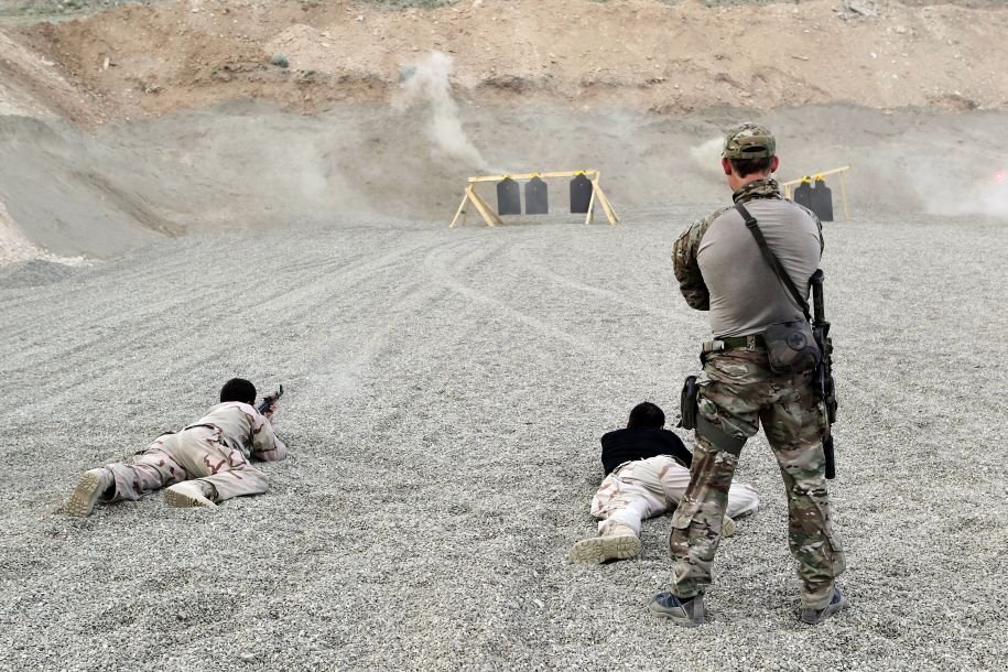 Jednym z głównych zadań jednostek specjalnych w Afganistanie jest szkolenie miejscowych sił bezpieczeństwa - na zdjęciach instruktorzy z norweskich i rumuńskich SOTU.