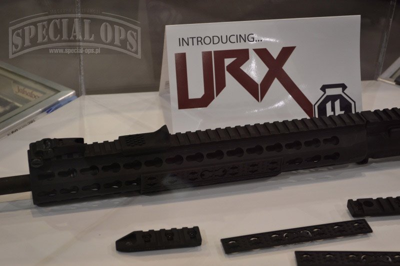 Nowe łoże URX4 firmy Knight’s Armament z systemem KeyMod stanowi jedno z najbardziej dopracowanych rozwiązań tego typu. Producent oferuje nie tylko łoże, dostosowane do mocowania wchodzącego weń częściowo tłumika, ale również pełny wybór akcesoriów – osł.