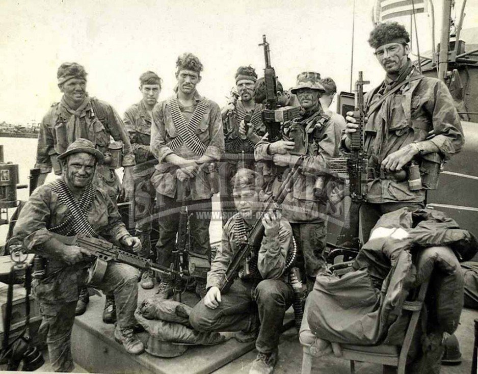 Patrol Navy SEAL w Delcie Mekongu - większość uzbrojona w 5,56-mm rkbkm-y Stoner 63A Commando (Mk 23 Mod 0), klęczący i stojący na środku z 7,62-mm M60 „chopped”.