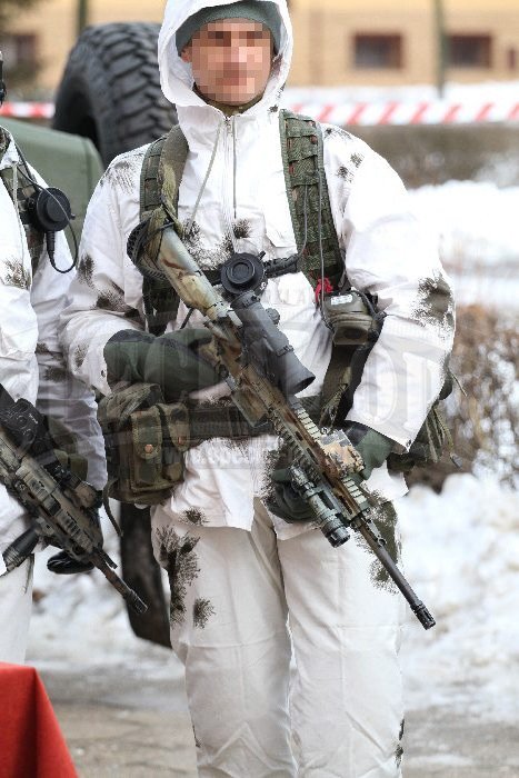 Żołnierz wyposażony jest w beltkit MIWO Military Lubliniec, słuchawki Peltor Comtac XP oraz strój maskujący w zimowym kamuflażu Bundeswehry. Jest uzbrojony w karabinek HK416D165RS z celownikiem Elcan SpecterDR 1,5-6x, z laserowym wskaźnikiem/podświetlacz.