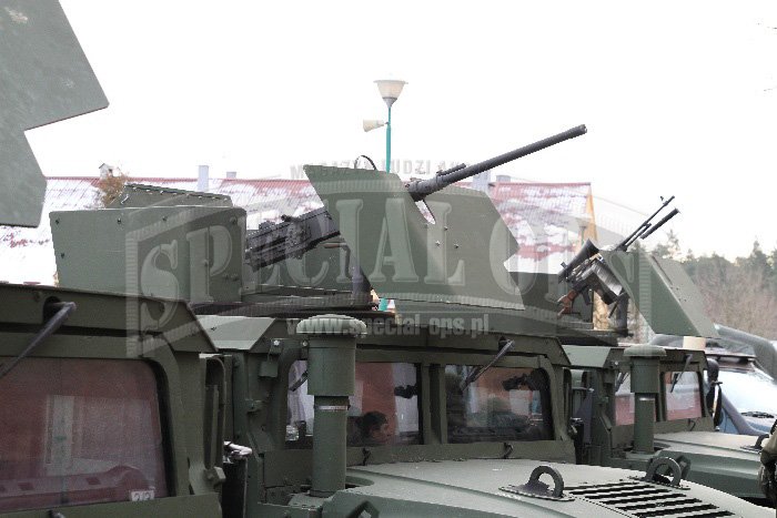 Wsparcia ogniowego żołnierze JW AGAT mogą również udzielić za pomocą broni montowanej na swoich Humvee, np. widocznych na zdjęciu wielkokalibrowych karabinów maszynowych M-2 HB QCB i uniwersalnych karabinów maszynowych PKM.