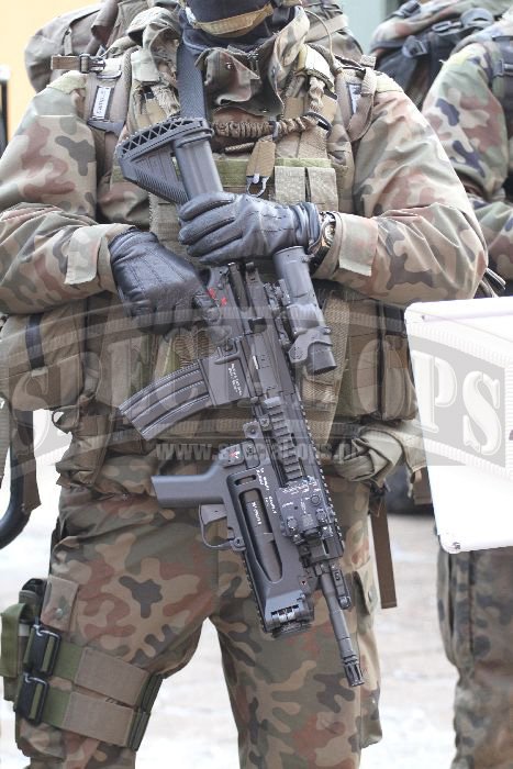 Podstawowe uzbrojenie żołnierzy JW AGAT to, podobnie jak w JW GROM i JWK, karabinek HK416, tu w wersji D145RS, z podwieszonym 40-mm granatnikiem AG-HK416 ELM, wyposażony w celownik Elcan SpecterDR 1-4x oraz laserowy wskaźnik podświetlacz celu Laser Devic.