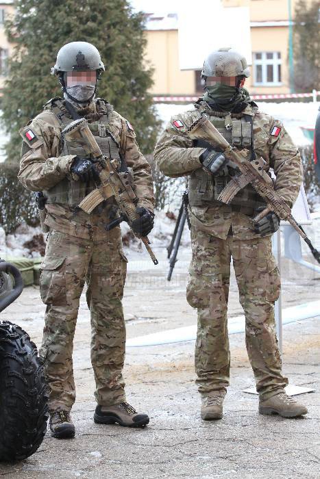 Para żołnierzy JW NIL uzbrojona w karabinki HK416D145RS z celownikami EOTech oraz pistolety HK USP. Komandosi mają na sobie kamizelki Reccon firmy Lubawa oraz hełmy MSA TC3002.