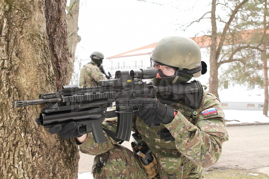 Żołnierz 5. PSU uzbrojony w niemiecki kbk HK416 D145RS z granatnikiem podlufowym AG-C/EGLM