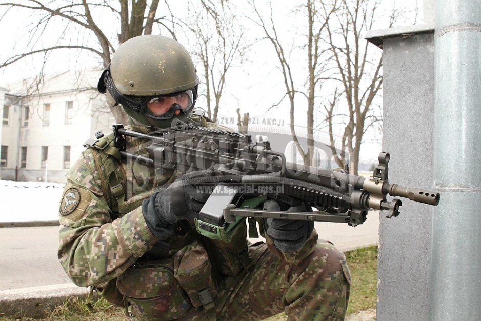 Żołnierz skupiny špeciálneho určenia z krótkolufowym belgijskim rkbkm FN Minimi 5,56 Para TR