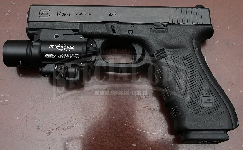 G17 Gen IV z oświetleniem taktycznym/wskaźnikiem laserowym SureFire X400 - zmieniona faktura chwytu sprzyja pewnemu ujęciu pistoletu.