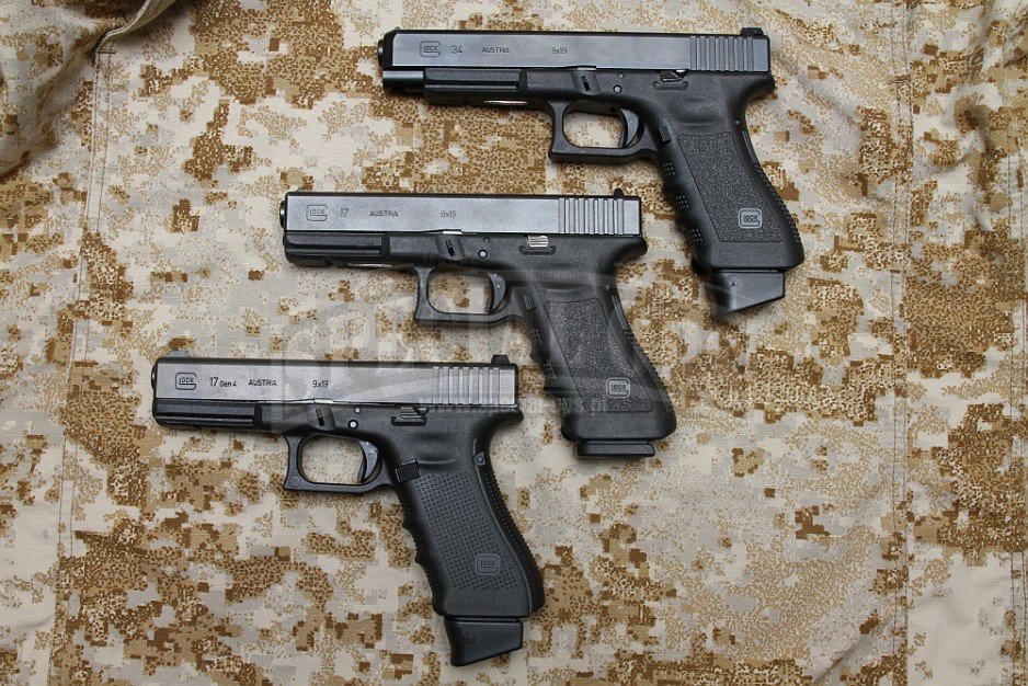 Od góry: Wydłużony G34 Tactical/Practical (rozmiar Competition), standardowy G17 III generacji i najnowszy G17 IV Gen  - pierwszy i ostatni z magazynkami Plus 2 z powiększonym kopytkiem, mieszczącymi o dwa naboje więcej (19 sztuk).
