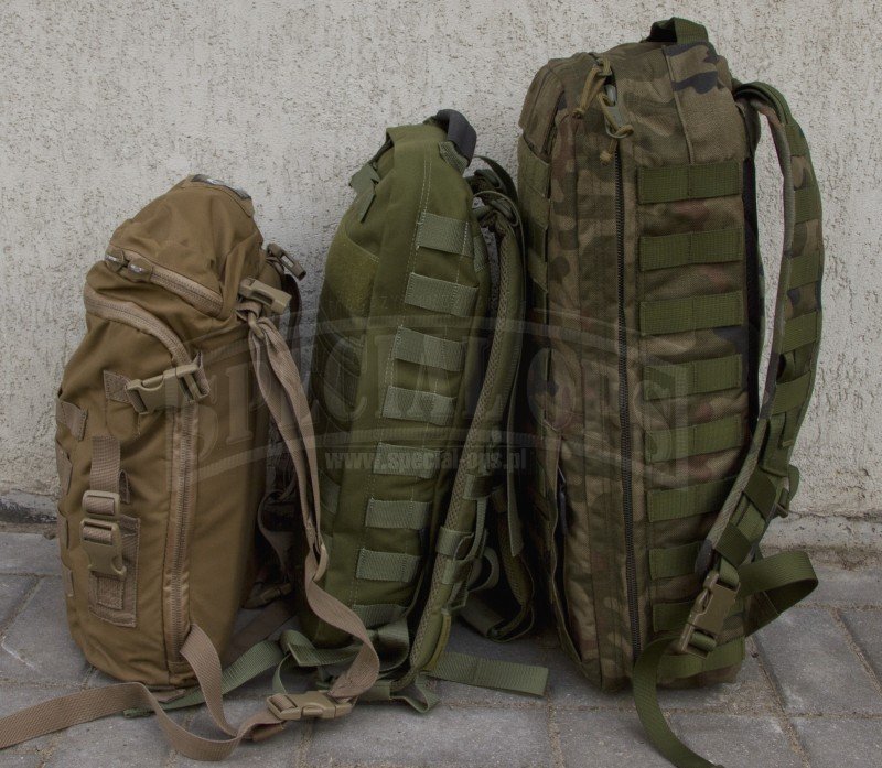 Porównanie wielkości prezentowanych w artykule plecaków medycznych. Od lewej widoczne są: najmniejszy Tactical Medical Solutions R-AID Bag, Tasmanian Tiger Medic Assault Pack oraz największy SPECOPS Plecak Ratownika Sanitariusza PRS-1.
