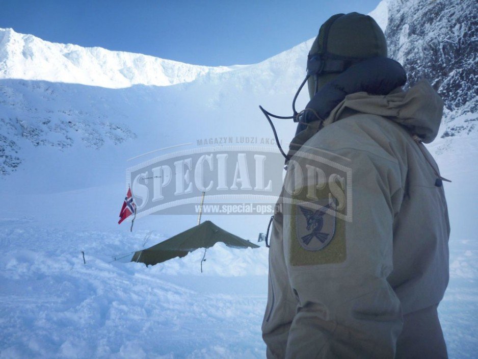 Żołnierz norweskiego Marinejegerkommandoen podczas treningu przetrwania w warunkach zimowych w kurtce Arc’teryx LEAF Alpha.