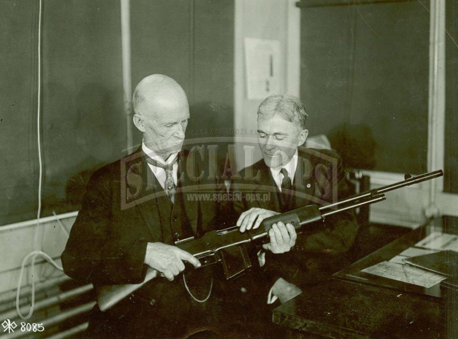 J. M. Browning ze swoim M1918.