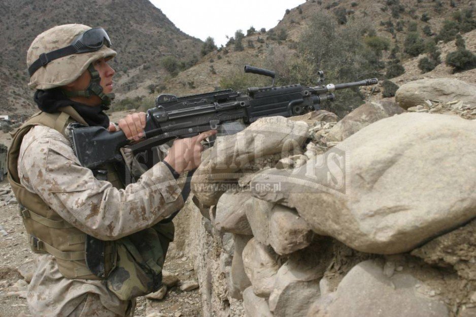 Na przełomie wieków XX/XXI marines, nie licząc zwiadu,
posługiwali się wyłącznie standardowymi M249 SAW z kolbą stałą.