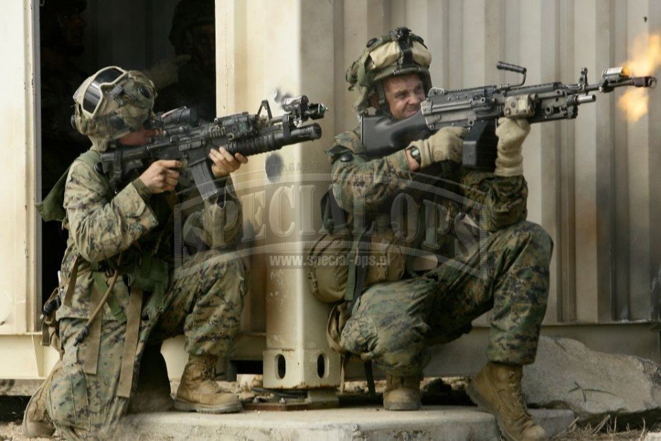 Chociaż w pewnych sytuacjach przydatność M249 jest bezdyskusyjna, marines uznali, że w wielu innych bardziej sprawdziłaby się broń lżejsza i poręczniejsza.