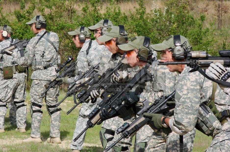 Żołnierze AWG podczas trzymiesięcznego szkolenia podstawowego OATC (Operational Advisor Training Course), przygotowującego do roli doradcy operacyjnego.