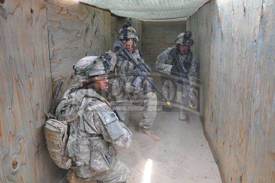 Żołnierze 2. Brigade Combat Team, 1. Armored Division podczas zorganizowanych przez AWG ćwiczeń „Network Integration Evaluation 13.2”, poświęconych umiejętnościom penetrowania i opanowywania podziemnych obiektów (tuneli, jaskiń, ukrytych hangarów lotnicz.