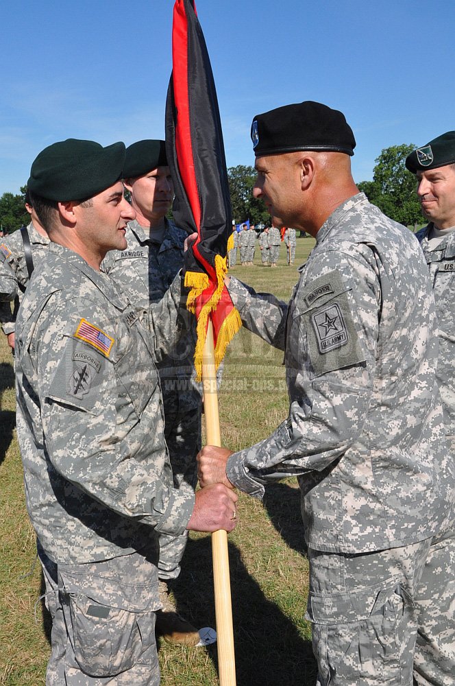Płk Patrick J. Mahaney Jr., od lipca 2011 r. Dowódca AWG, jak duża część personelu Grupy wywodzi się z sił specjalnych.