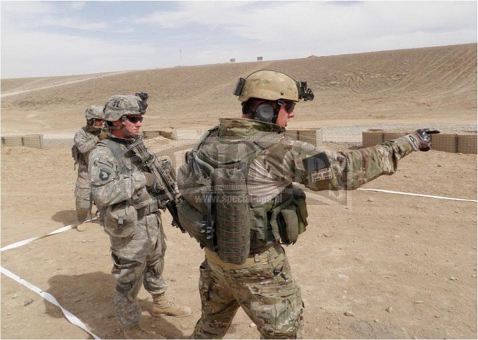 Doradca z Asymmetric Warfare Group instruuje żołnierzy 187. Infantry Regiment podczas szkolenia Focused Targeting Force training w wysuniętej bazie operacyjnej FOB Sharana, w afgańskiej prowincji Paktika.