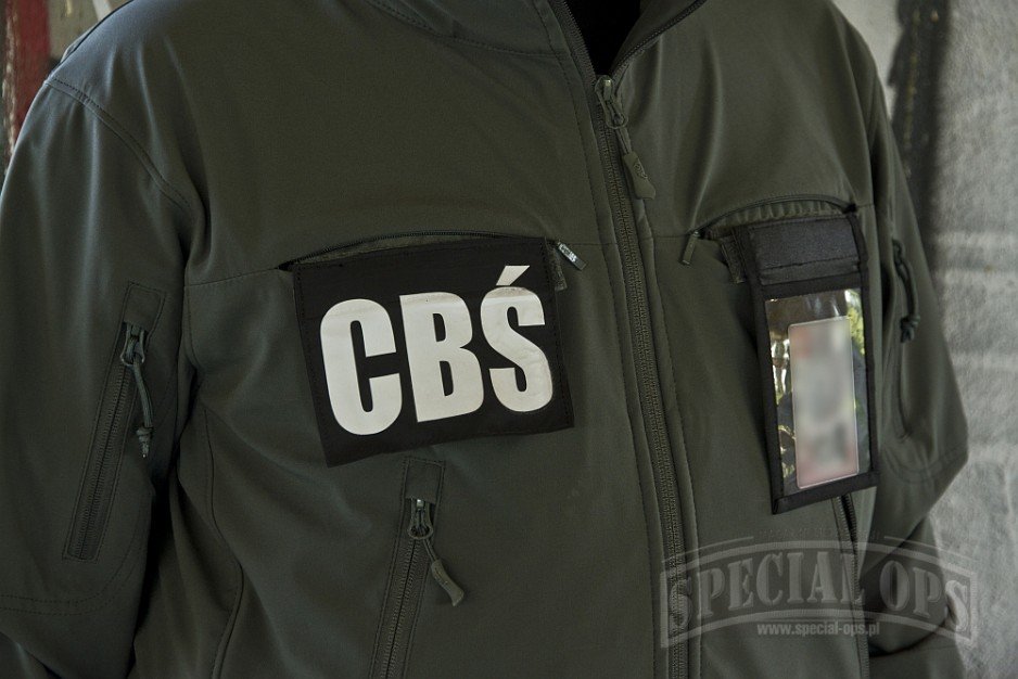 Cougar ma możliwość dopięcia trzech paneli identyfikacyjnych,  w tym jednego przystosowanego do przenoszenia legitymacji.