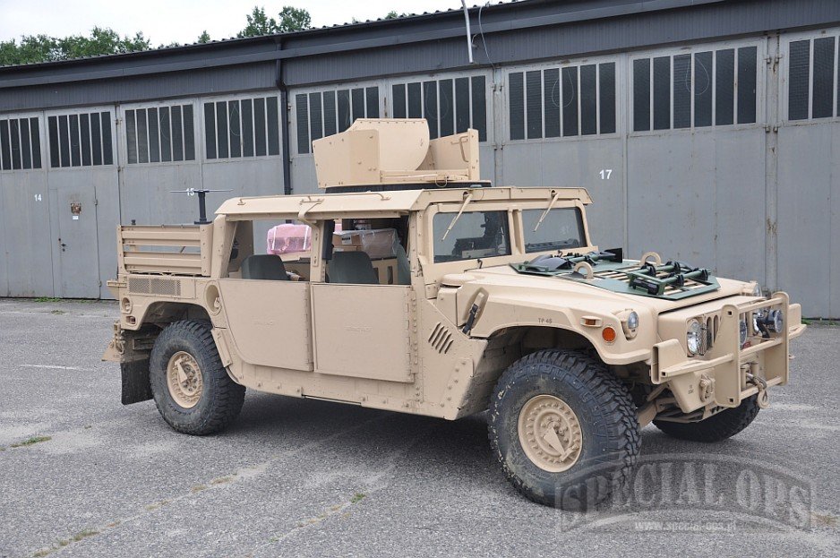 Nowe „specjalne” Humvee w garażach jednostki GROM jeszcze przed doposażeniem. Oczywiście pojazdy dostarczono kompletne, wraz z opancerzeniem i dodatkowymi elementami, choć bez zamontowanych niektórych elementów, jak opancerzenie stanowiska strzelca, doda.