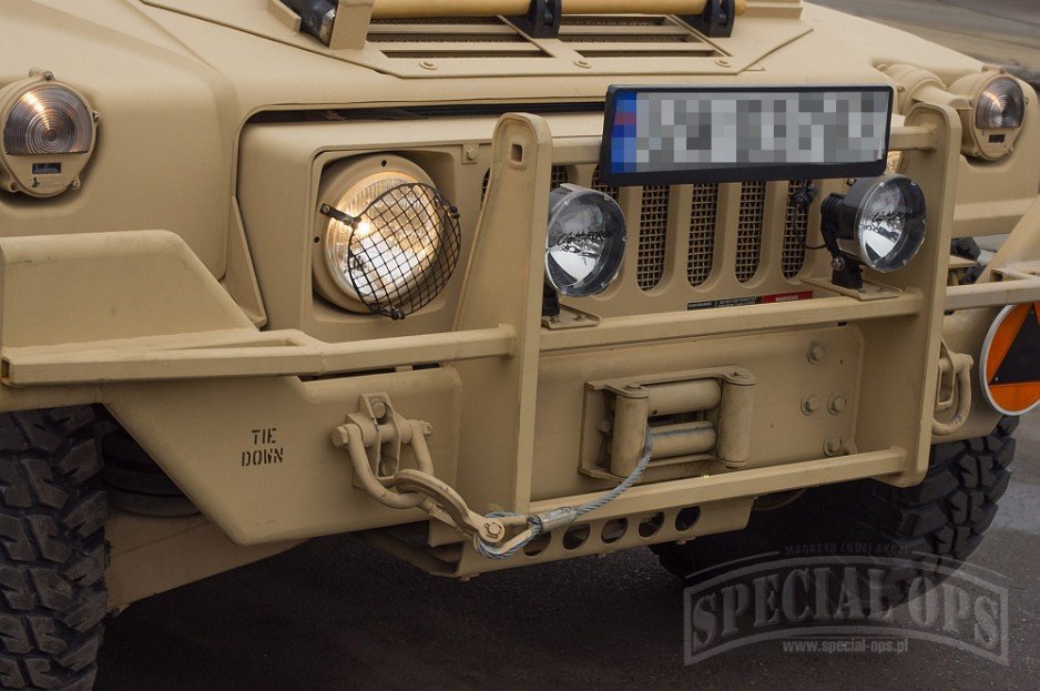 Choć obecnie Humvee wyposażane są w oświetlenie wykonane w technologii LED (także światła mijania/drogowe), to pojazdy dostarczone do Polski otrzymały tradycyjne światła, co zapewne związane było z ich dostosowaniem do obowiązujących przepisów o ruchu dr.