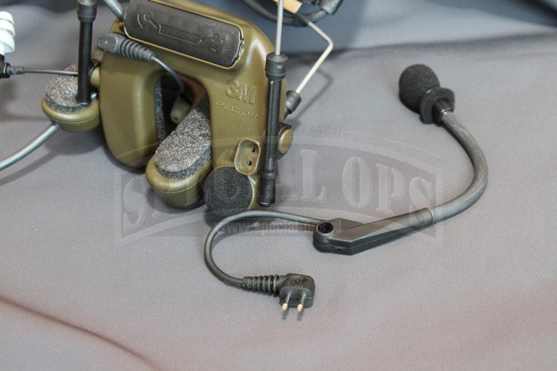 W zestawie ComTac IV możliwe jest zamontowanie mikrofonu z prawej strony, co będzie szczególnie ważne dla strzelców leworęcznych.