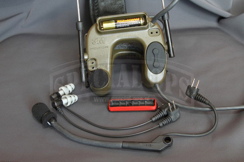 Mikrofon oraz wkładki douszne można odłączyć w celach koserwacyjnych. Widoczny otwarty pojemnik na baterie.