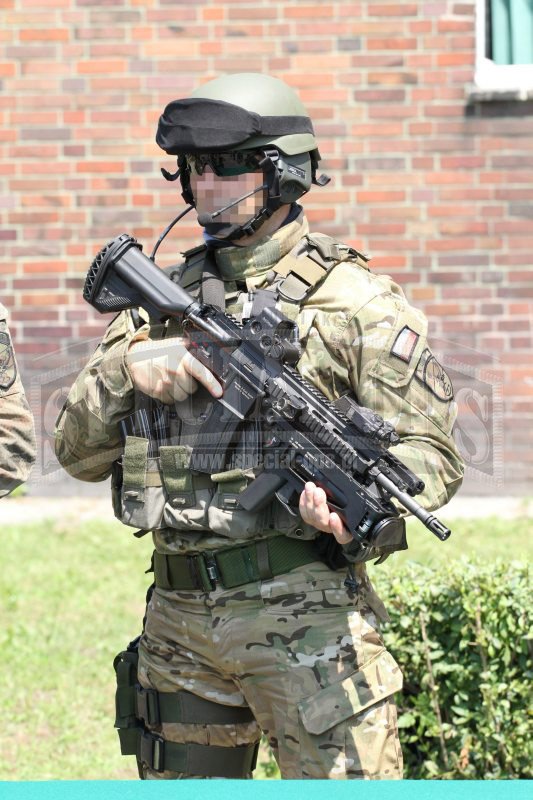 Żołnierz JW „Agat” uzbrojony w 5,56-mm karabinek HK416D145RS wraz z 40-mm granatnikami H&K GLM (w odmianie AG-HK416).