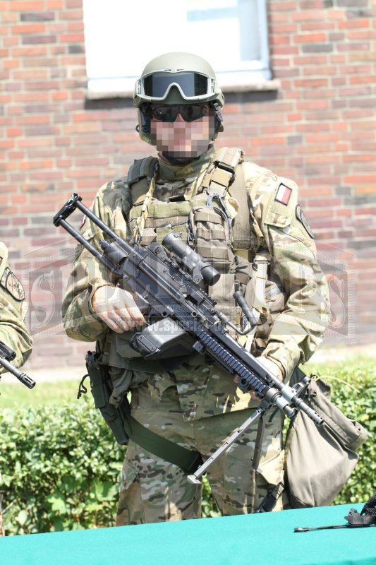 Żołnierz JW „Agat” uzbrojony w 5,56-mm ręczny karabinek maszynowy FN Minimi Para TR.