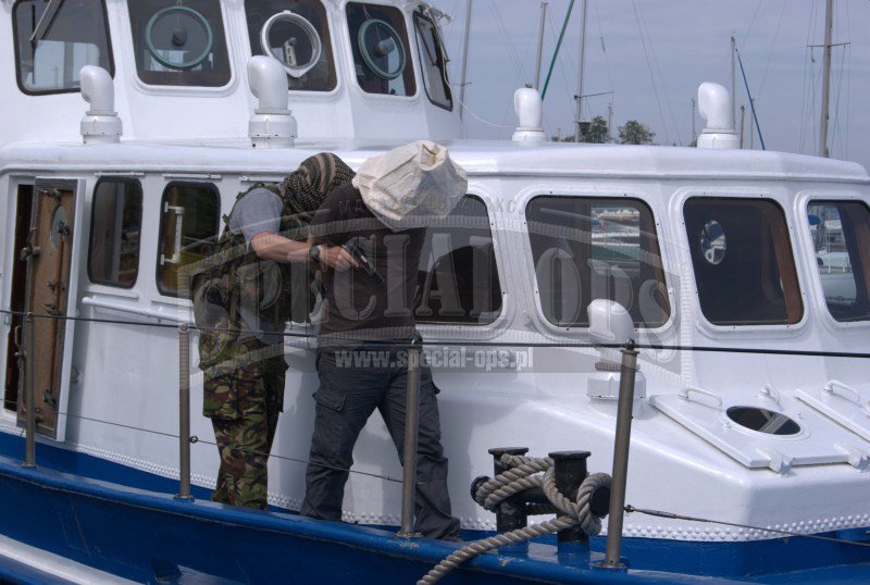 Piractwo morskie a szkolenie uzbrojonych ochroniarzy na morzu