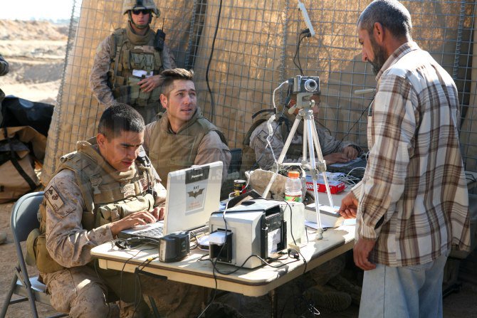 System BAT w czasie zapisywania danych biometrycznych w Afganistanie. Po lewej zbliżenie na jedno z najnowszych mobilnych urządzeń do zbierania tego rodzaju danych, typu SEEK (Secure Electronic Enrollment Kit).