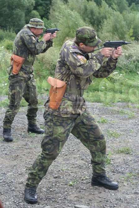 7,65-mm Samopal vz. 61 „Škorpion” – w tle: w rękach żołnierzy czeskiej Straży Zamkowej, którzy jako pierwsi stali się użytkownikami nowych 9-mm „Skorpionów” 
EVO 3.