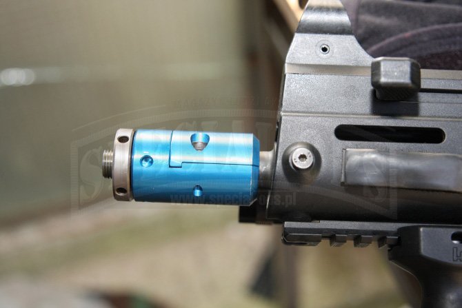 Konstrukcja wyrzutnika w następcy MP5 – UMP uniemożliwia umieszczenia „rurki” od strony komory nabojowej, co wymusiło zastosowanie innej konstrukcji wkładki – zakładanej od wylotu lufy na występach do mocowania tłumika dźwięku.