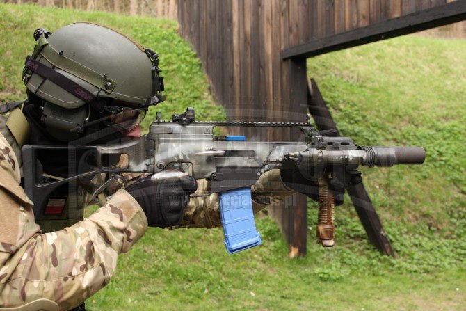 Wkładki UTM do G36 działają równie niezawodnie na oryginalnych magazynkach, jak i wraz z przejściówkami – gniazdami do G36 na magazynki standardu AR
produkcji NEA (North Eastern Arms).