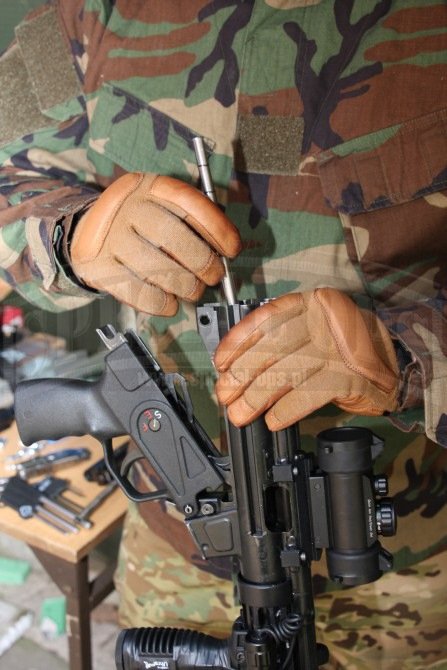 Wkładka umożliwiająca prowadzenie ognia z amunicji treningowej UTM w pistolecie maszynowym MP5, to jedynie rurka wkładana do lufy – zmniejszająca jej kaliber do kalibru pocisku brytyjskiej firmy, niezależnego od kalibru broni – 5,56 mm.