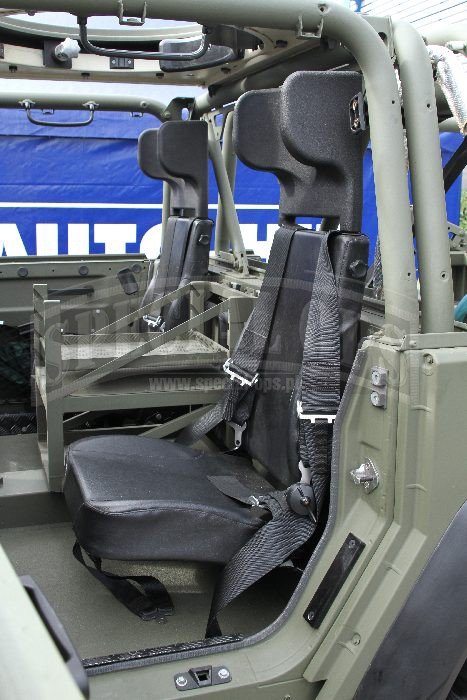 W kabinie LMV SF pozostawiono 4 siedzenia z 5-punktowwymi pasami bezpieczeństwa i szybkim wypięciem. Pomiędzy tylnymi fotelami zamocowany jest podest dla „gunera”, pod którym może być umieszczona na przykład zapasowa amunicja lub inne dodatkowe wyposażen.