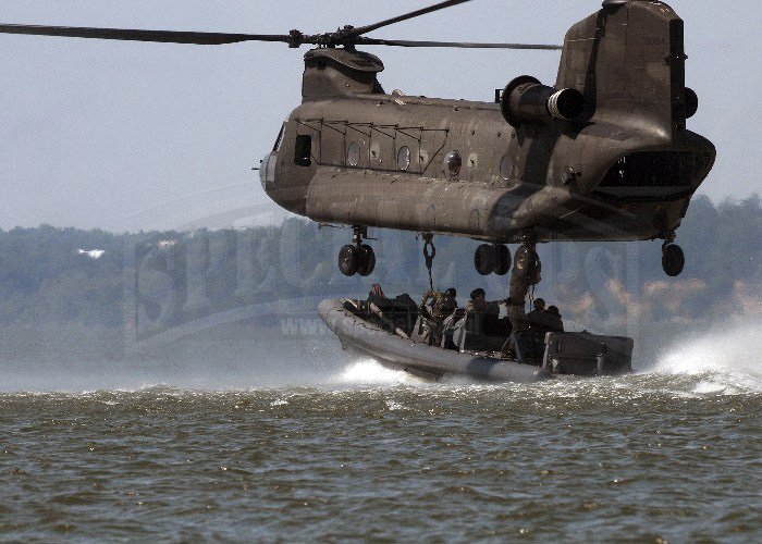 „SWICKS” gotowi są do szybkiego wejścia do akcji z Navy SEAL w dowolnym punkcie świata, także z powietrza: skacząc ze spadochronami i zrzucając na nich swe łodzie RIB z samolotów C-130 i C-17 (MCADS – Maritime Craft Serial Deployment System) lub transpor.