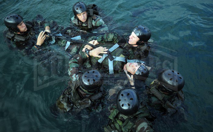 Selekcja i szkolenie podstawowe SWCC nie jest tak mordercze jak Navy SEAL, ale również wymaga ogromnej motywacji, wytrzymałości fizycznej i psychicznej oraz umiejętności pracy w zespole.