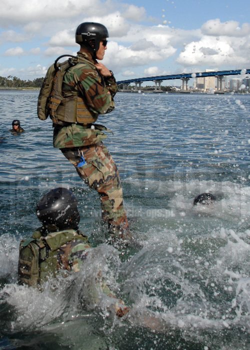 Selekcja i szkolenie podstawowe SWCC nie jest tak mordercze jak Navy SEAL, ale również wymaga ogromnej motywacji, wytrzymałości fizycznej i psychicznej oraz umiejętności pracy w zespole.