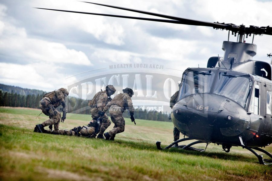 Ewakuacja rannego żołnierza FSK do śmigłowca.