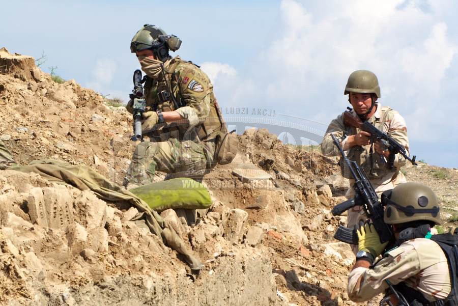 Żołnierz FSK podczas patrolu w górach Afganistanu.