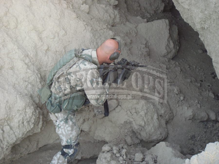 Żołnierz JW GROM przeszukujący jedną z domniemanych kryjówek rebeliantów w Iraku.